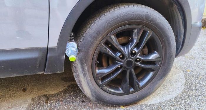 Shishe plastike në gomat e makinës, truku më modern i grabitësve, ja si duhet të mbrohen shoferët