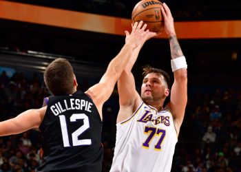 NBA/ Fitore në “frymën e fundit”, Lakers “thyen” Phoenix, zhgënjen Golden State