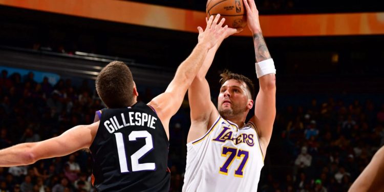 NBA/ Fitore në “frymën e fundit”, Lakers “thyen” Phoenix, zhgënjen Golden State