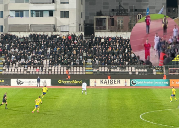 VIDEO/ Tension dhe incidente pas ndeshjes Elbasani-Vllaznia, dy tifozë shoqërohen në polici