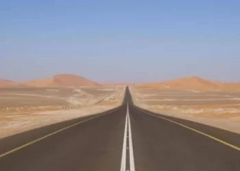 Rruga më e drejtë në botë, si është të ngasësh makinën 240 km pa kthyer timonin asnjëherë?