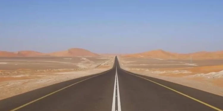 Rruga më e drejtë në botë, si është të ngasësh makinën 240 km pa kthyer timonin asnjëherë?