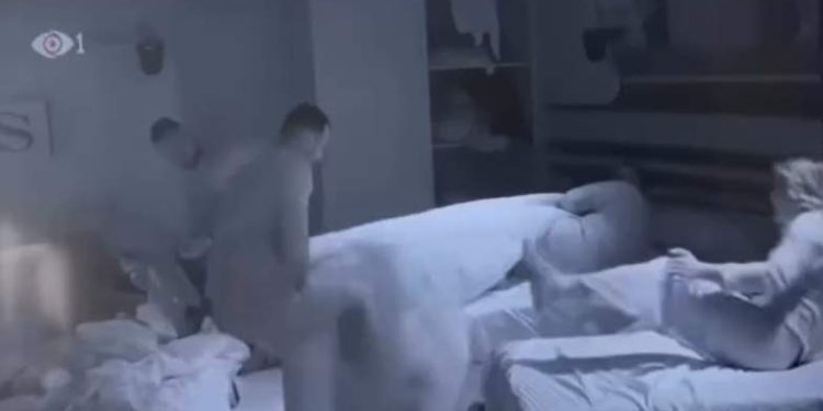 Video/ Mateo nxjerr me forcë Rogertin nga shtrati, reagojnë familjarët e banorit