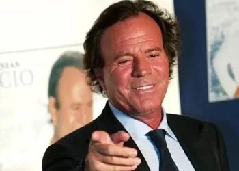 Deklarata e Julio Iglesias pas akuzave për sulm seksual: Nuk jam ndjerë kurrë kaq keq