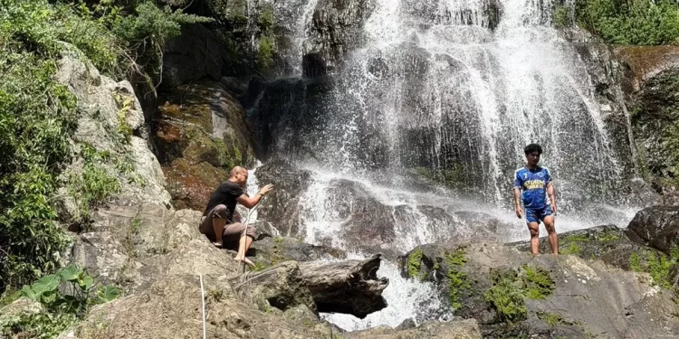 E rëndë! U përpoq të bënte selfie me të dashurën, futbollisti 22-vjeçar bie nga ujëvara dhe ndërron jetë menjëherë