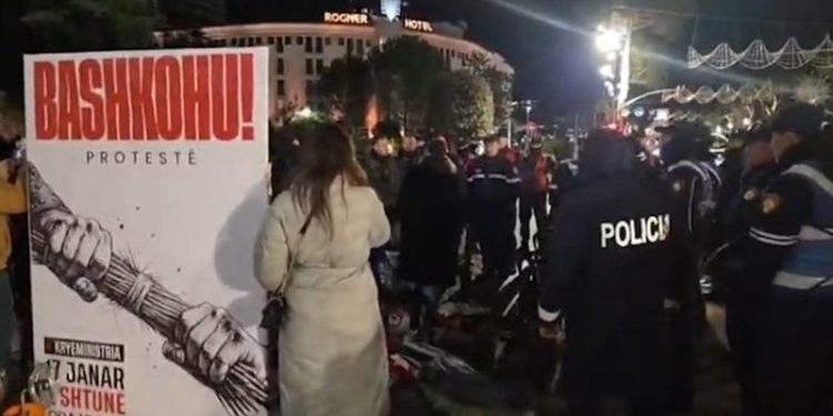 Lapaj përplaset sërish me policinë gjatë natës