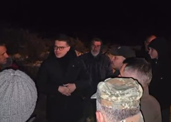 Ministri i Mbrojtjes në Bashaj të Selenicës, i kërkon banorëve të mos rrezikojnë jetën për hapjen e rrugës