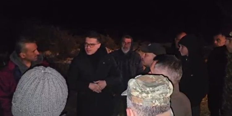 Ministri i Mbrojtjes në Bashaj të Selenicës, i kërkon banorëve të mos rrezikojnë jetën për hapjen e rrugës