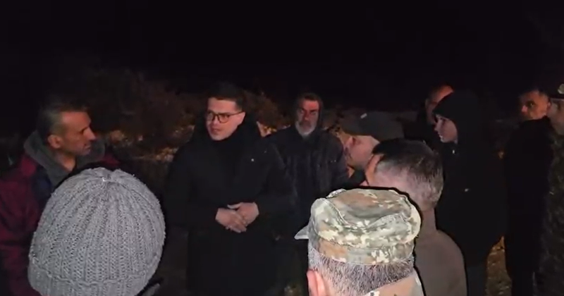 Ministri i Mbrojtjes në Bashaj të Selenicës  i kërkon banorëve të mos rrezikojnë jetën për hapjen e rrugës