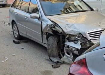 Përplasen pesë automjete njëra pas tjetrës në Vlorë