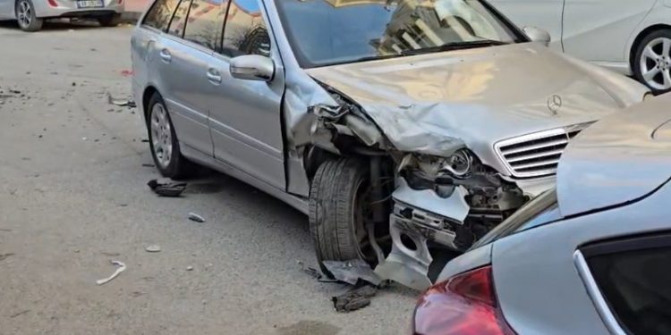 Përplasen pesë automjete njëra pas tjetrës në Vlorë