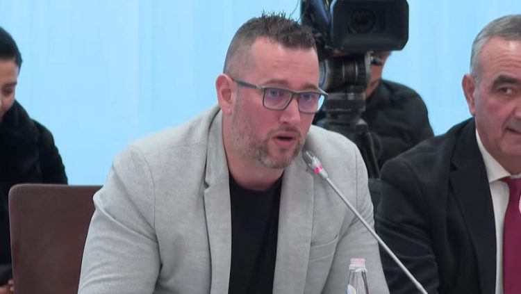 Flor Binaj: O duhet të merremi vesh tani, ose s’kemi pse të qahemi! Do iki të marrë fëmijët nga kopshti