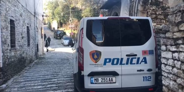 Ngacmoi seksualisht vajzën 12-vjeçare të bashkëjetueses, arrestohet 38-vjeçari në Gjirokastër
