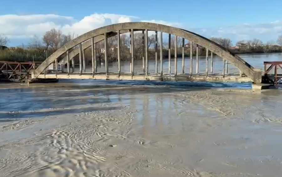 Vjosa del sërish nga shtrati pranë Urës së Mifolit