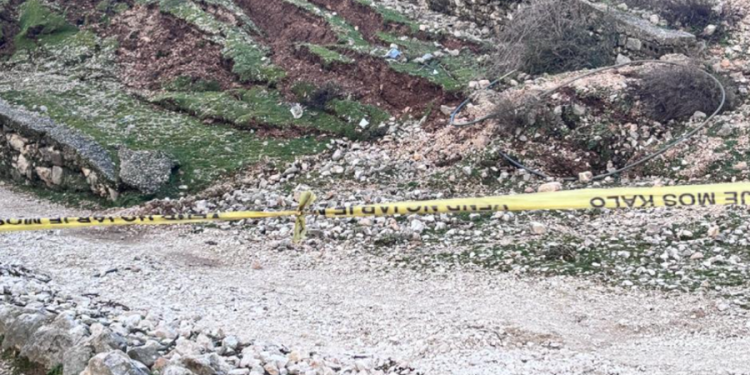 Banorët në Selenicë nisën të hapnin rrugën e bllokuar, policia vendos shiritin e sigurisë