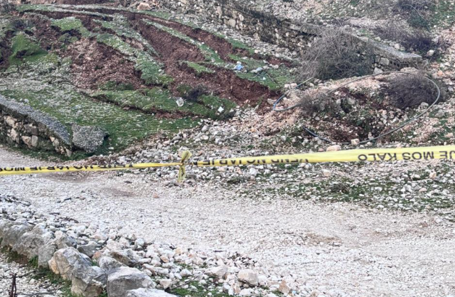 Banorët në Selenicë nisën të hapnin rrugën e bllokuar  policia vendos shiritin e sigurisë