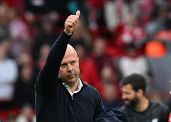 Slot në “fije të perit”, Liverpool mendon largimin e trajnerit