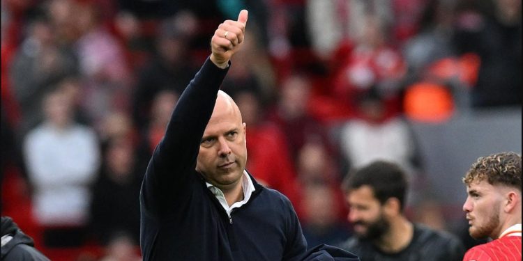 Slot në “fije të perit”, Liverpool mendon largimin e trajnerit