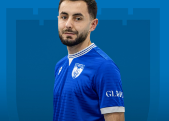 Zyrtare, Teuta nënshkruan me mesfushorin, vjen firma