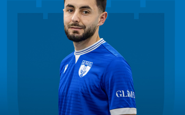 Zyrtare, Teuta nënshkruan me mesfushorin, vjen firma