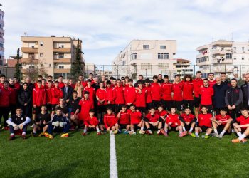 Inagurohet fusha e shkollës “Benardina Qerraxhia” në Durrës/ Presidenti Duka: Ky projekt i shërben të ardhmes së fëmijëve në futboll