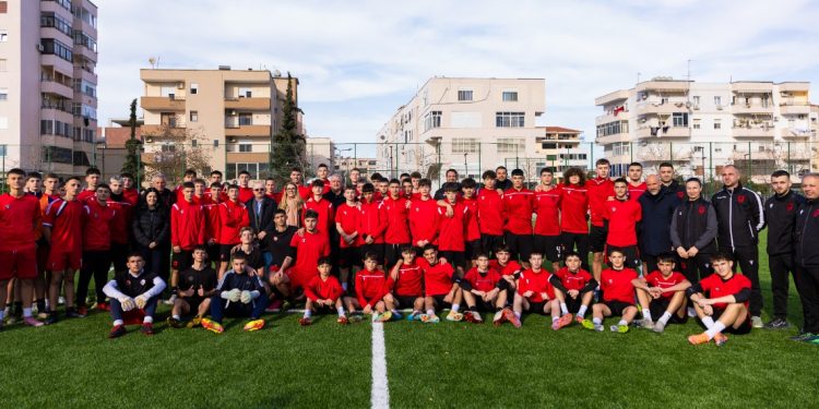 Inagurohet fusha e shkollës “Benardina Qerraxhia” në Durrës/ Presidenti Duka: Ky projekt i shërben të ardhmes së fëmijëve në futboll