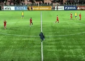 VIDEO/ Frikë dhe ankth në stadiumin “Arena e Demave”, lojtari i Partizanit bie pa ndjenja