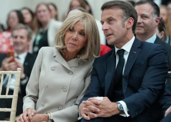 Pretenduan në rrjete se Brigitte Macron “ishte burrë”, 10 të pandehur dënohen deri në 6 muaj burg