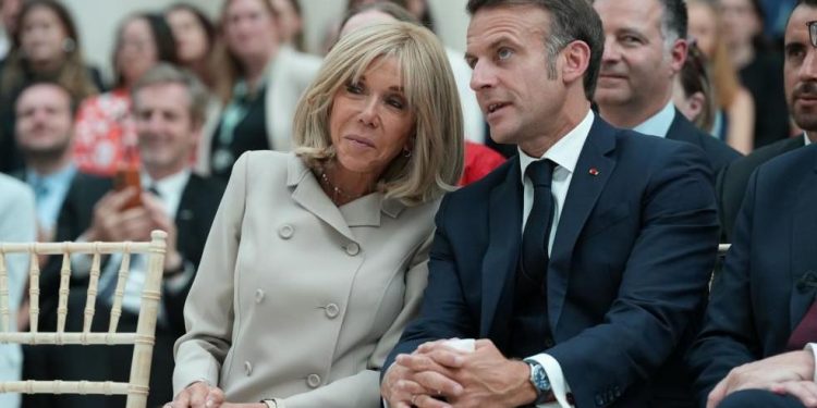 Pretenduan në rrjete se Brigitte Macron “ishte burrë”, 10 të pandehur dënohen deri në 6 muaj burg