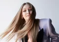 Gigi Hadid hyn në 2026 me një look krejtësisht të ri