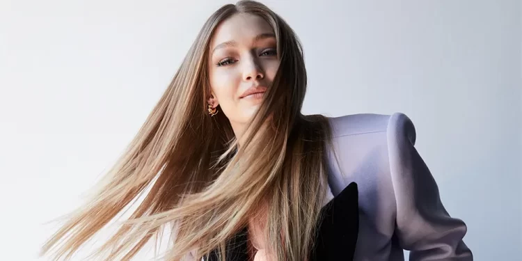 Gigi Hadid hyn në 2026 me një look krejtësisht të ri