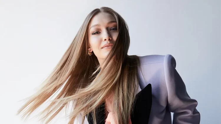 Gigi Hadid hyn në 2026 me një look krejtësisht të ri