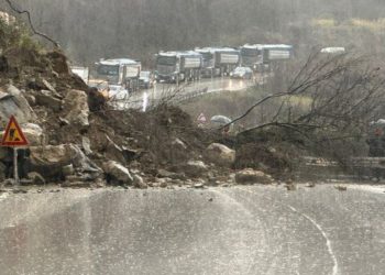 Shkëputet masivi shkëmbor, bllokohet rruga në aksin Gjirokastër-Tepelenë
