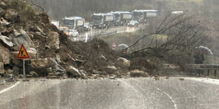 Shkëputet masivi shkëmbor, bllokohet rruga në aksin Gjirokastër-Tepelenë