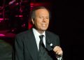 Julio Iglesias akuzohet për sulm seksual nga dy ish-punonjëse