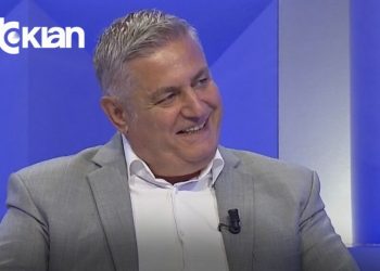 “Ro*t ku t’i kesh…”, Shakohoxha ndan episodin me tifozin