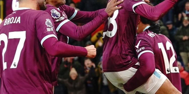 Broja me shokë i marrin barazimin United, sulmuesi kuqezi titullar