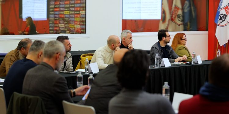 FSHF organizon seminar mbi inteligjencën emocionale në “Shtëpinë e Futbollit” me stafet e ekipeve kombëtare