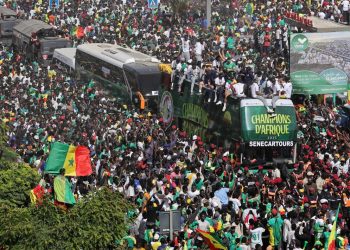 Para kesh dhe tokë, presidenti i Senegalit shpërblen Mane me shokë