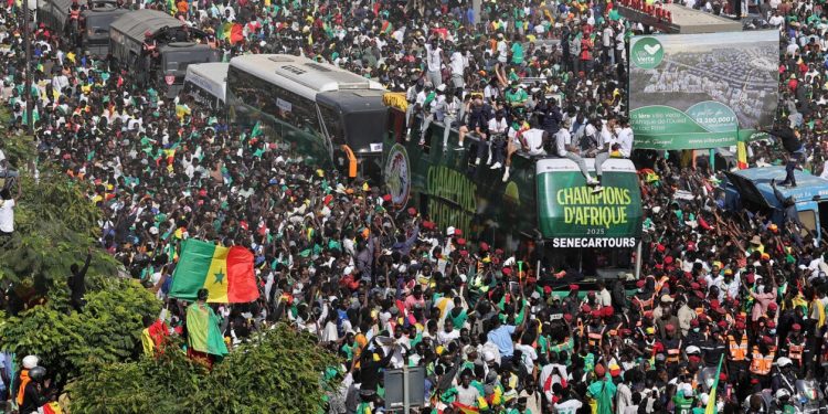 Para kesh dhe tokë, presidenti i Senegalit shpërblen Mane me shokë