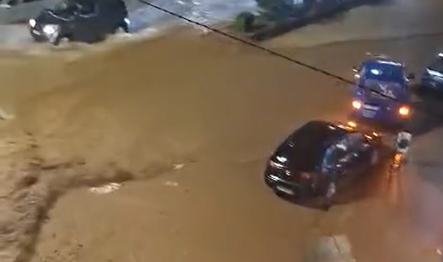 Alarm në Gjirokastër prej reshjeve intensive, kryebashkiaku bën thirrje për të kufizuar lëvizjet: Telefononi 112 nëse keni nevojë për ndihmë