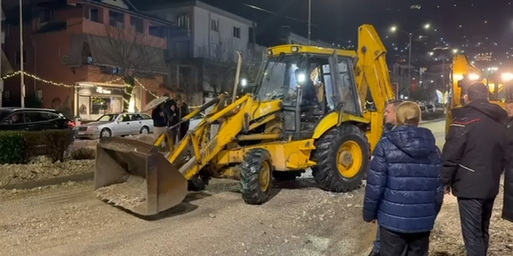 Gjirokastra në emergjencë, nis puna për pastrimin e rrugëve nga inertet (VIDEO)