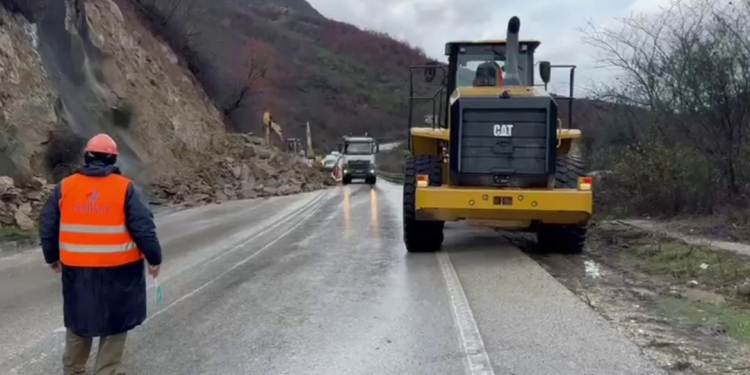Bllokohet sërish rruga Gjirokastër-Tepelenë