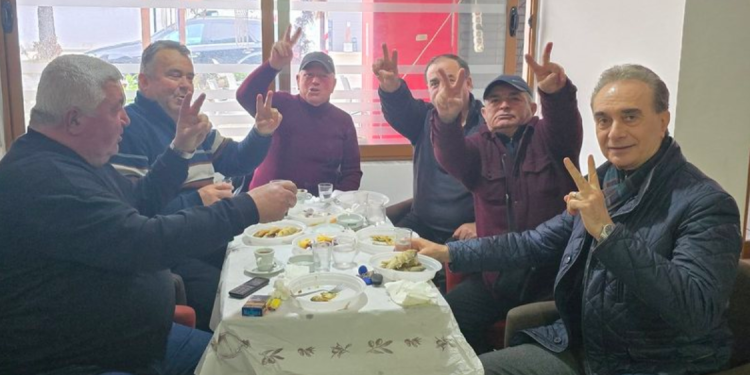 Deputeti i PD shtrohet me raki dhe meze para protestës: Të gjithë në shesh!