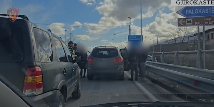 Ishin nisur drejt Greqisë me 34 kg kanabis, si u kapën dy trafikantët te Ura e Kardhiqit (VIDEO)