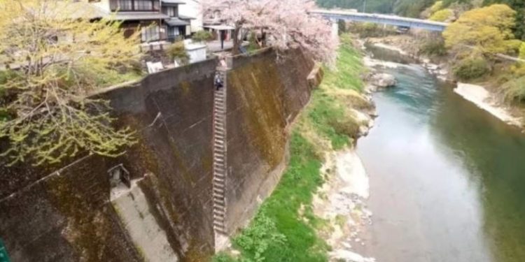 VIDEO/ Njihuni me shkallët me të frikshme në botë, ndodhen në Japoni!