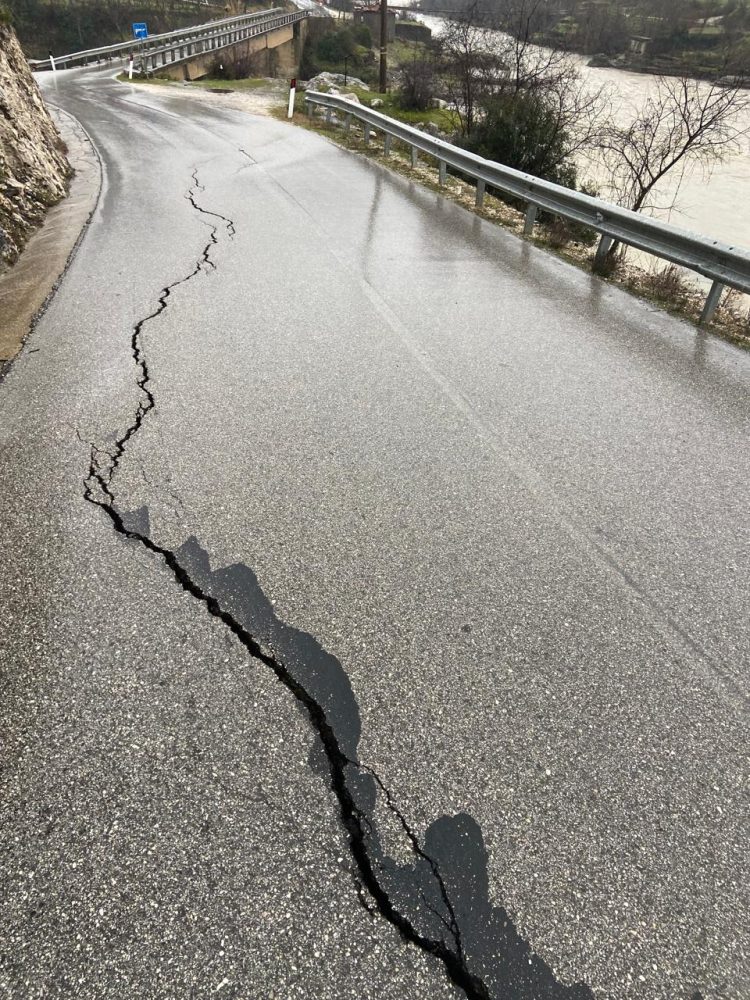 Bllokohet rruga Përmet–Çarçovë