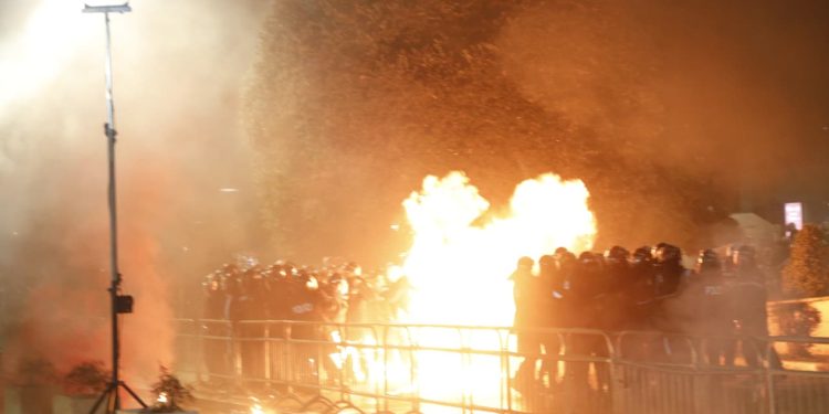 11 policë të lënduar në protestën e opozitës, marrin mjekim në spital