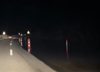 Vjosa del nga shtrati, uji vërshon në autostradën Vlorë-Levan