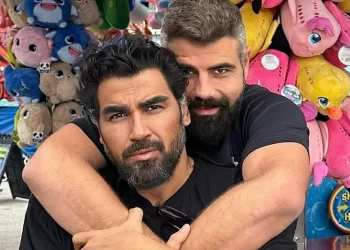 Martohet këngëtari i famshëm bullgar Azis, publikon fotografi me bashkëshortin e tij